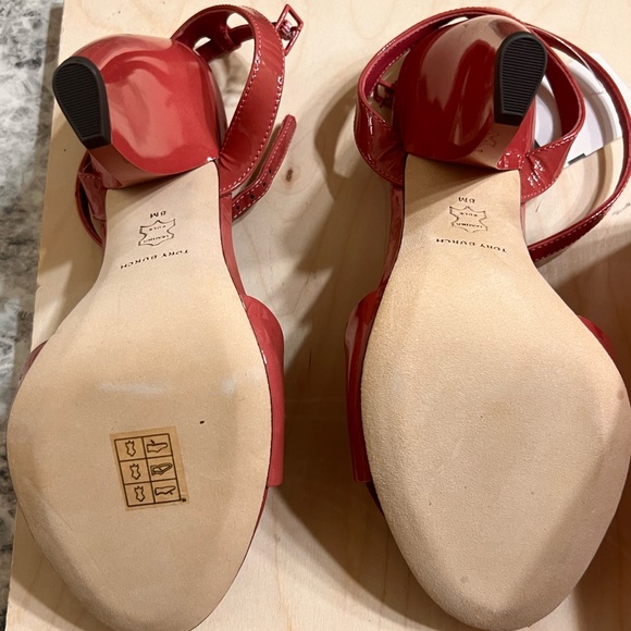 Flower-heeled patent leather anckle strap sandal - Picture 4 of 5